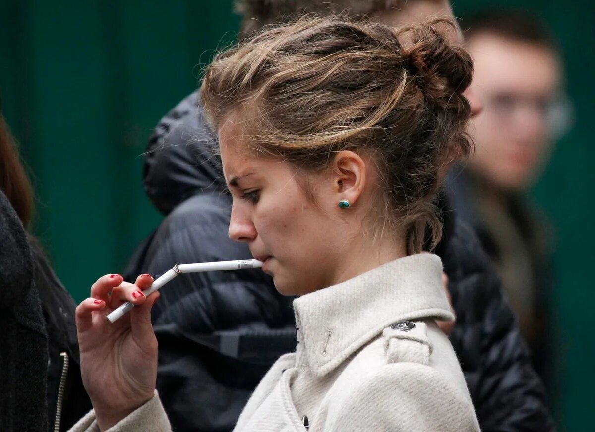 Lost курилка. Женщины курят на улице. Курят на улице сигареты. Женщина с сигаретой на улице. Курящие девушки на улице.