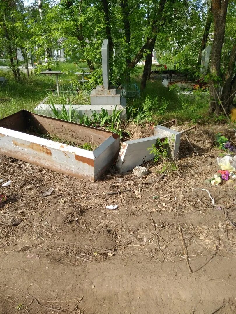 Работа кладбища в балаково на пасху. Кладбище балаково в ивановке. Кладбище 2 балаково адрес. Старое кладбище балаково. Балаково работа кладбища.