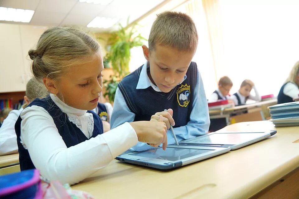 Новый урок в школах россии. Планшет на уроке. Планшет школьный для учеников. Современная школа ученики. Школьник с планшетом.