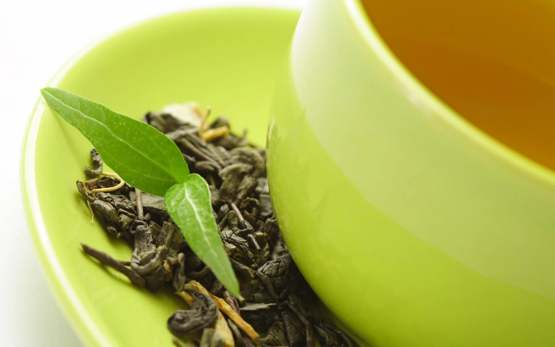 Чай зелёный «чай с манго». Чашка зеленого чая. Чайный лист. Зеленый чай заварка.