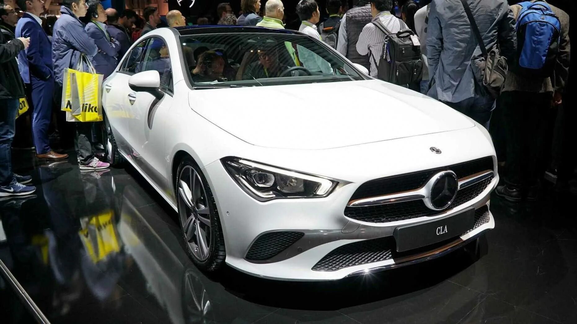 Мерседес-бенц s 223. Mercedes-benz e-class w214 2023. Mercedes amg coupe tizer 2025. Мерседес бенц новые модели. Вышел новый мерседес.