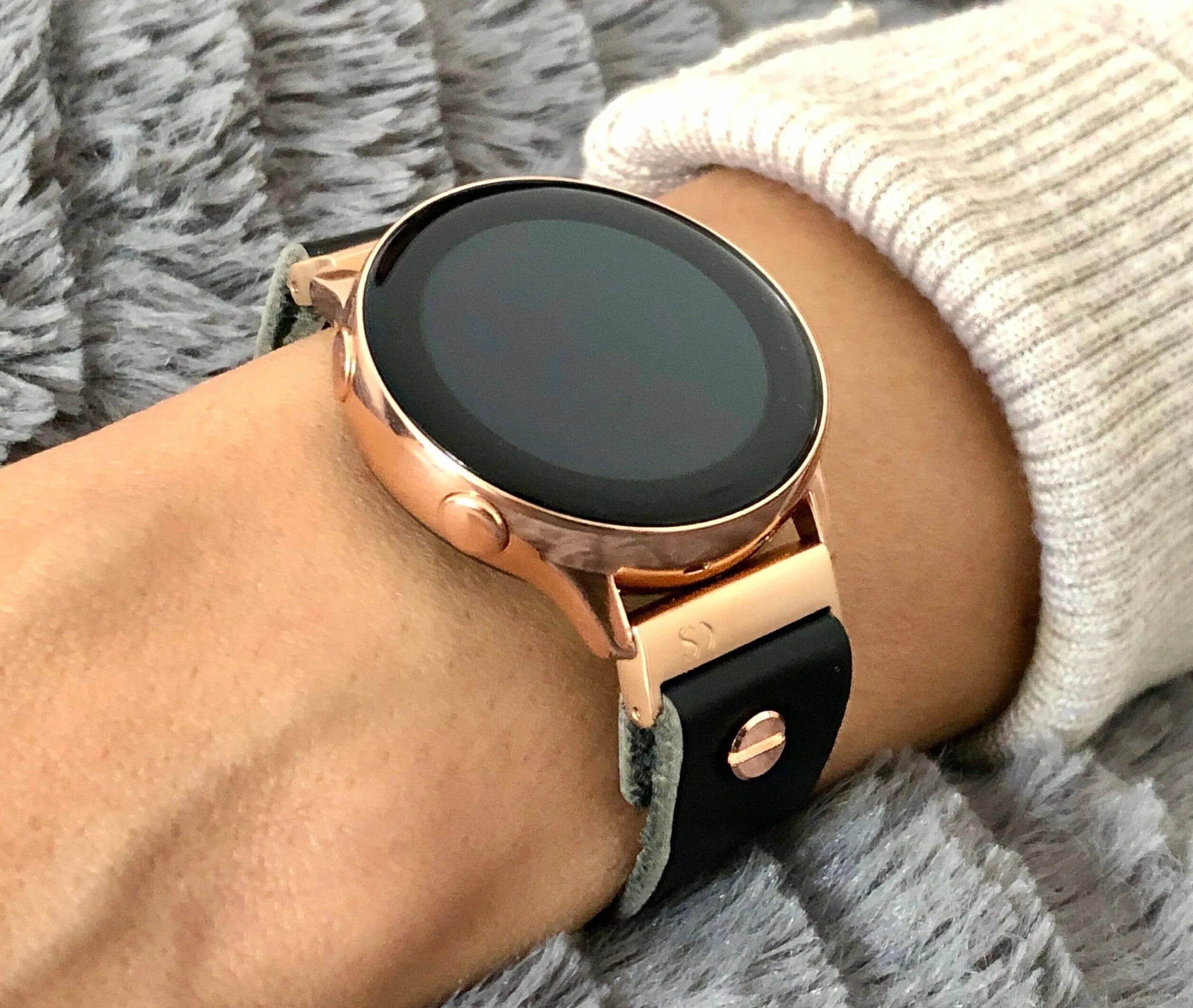 Часы samsung gold. Samsung Galaxy watch Active 2 40mm Gold. Самсунг вотч 4 розовое золото. Самсунг галакси вотч 40 мм розовое золото. Samsung Galaxy watch Active 2 Rose Gold.