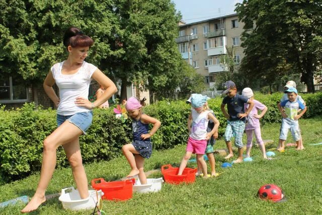 Обливание в детском саду летом. Летние развлечения. Закаливание детей в детском саду. Летние развлечения в детском саду. Прогулка закаливание