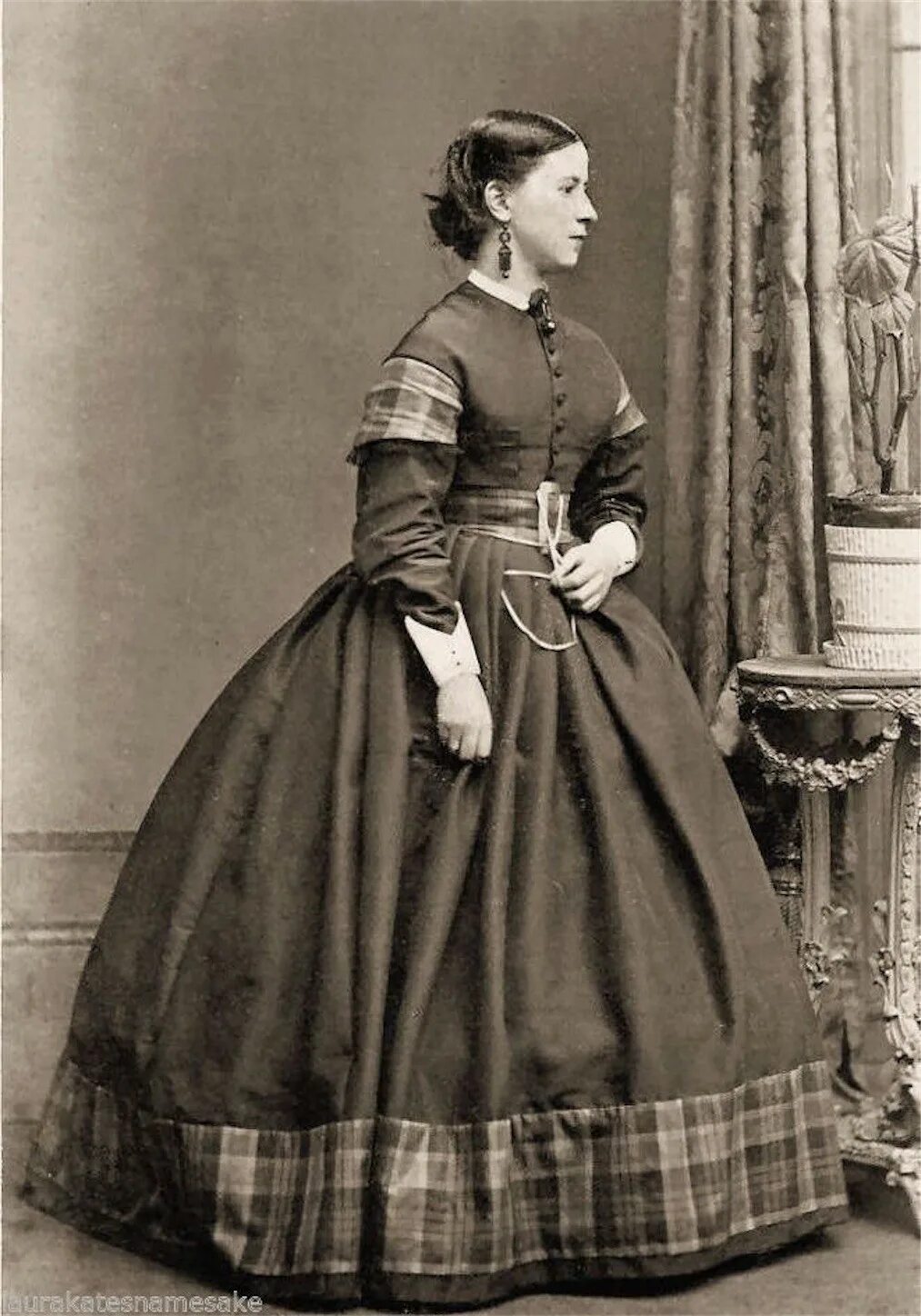 Одежда 1800. Мода викторианской эпохи 1860. Викторианская эпоха 19 век женщины. Мода 1855 года Англия. Мода викторианской эпохи в Англии.