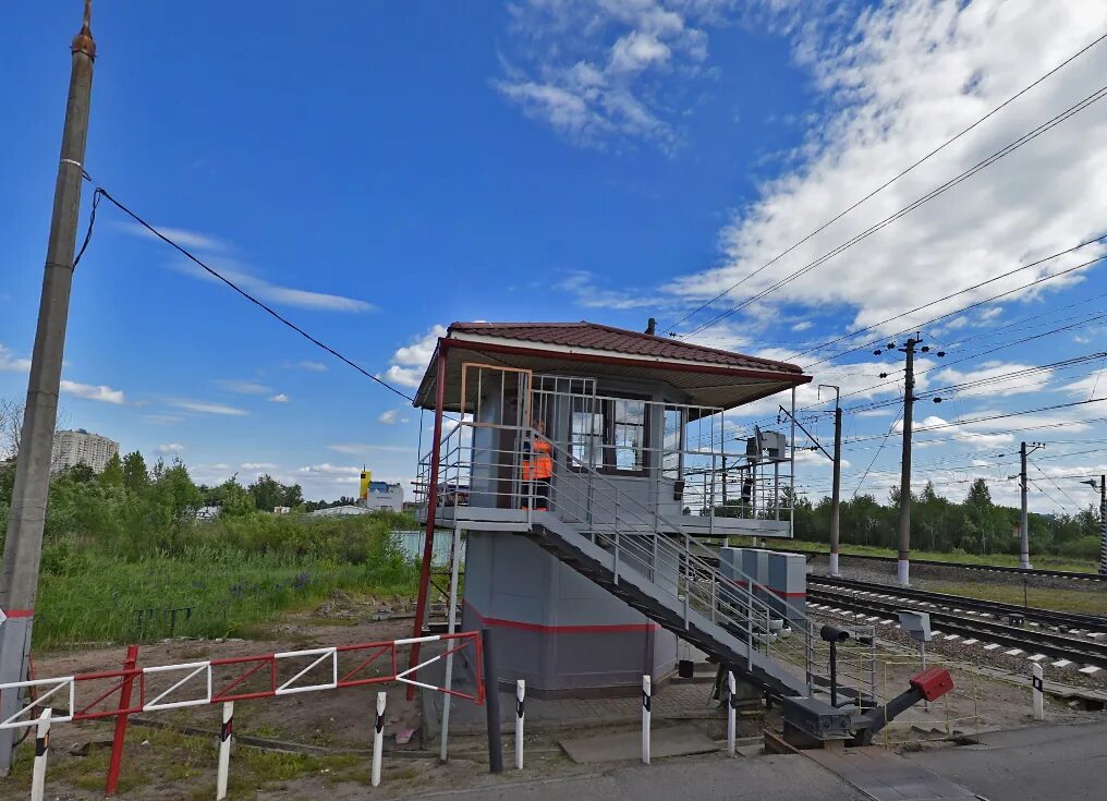 Железнодорожный переезд. В здании переездного поста должны быть. Дежурный по переезду. Будка дежурного по переезду. В здании переездного поста должны быть.