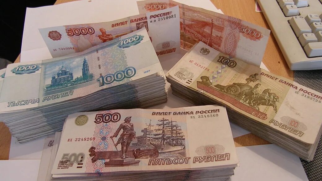 500 0 рублей. Миллион рублей. бумажные деньги. деньги на столе. пятитысячные банкноты.