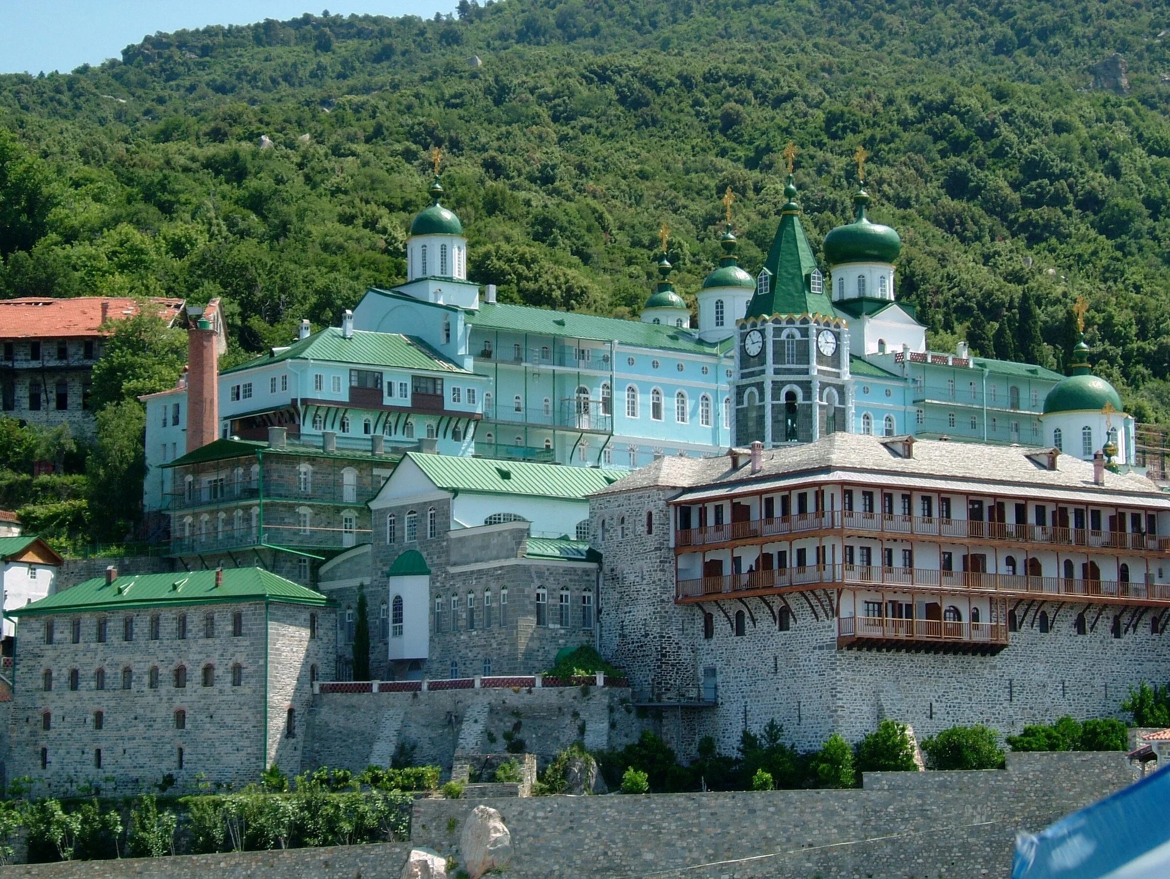 Самый крупный православный монастырь. Святая гора Афон Греция. Монастыри Святого Афона. Афон Святая гора монастыри. Монастырь на горе Афон в Греции.
