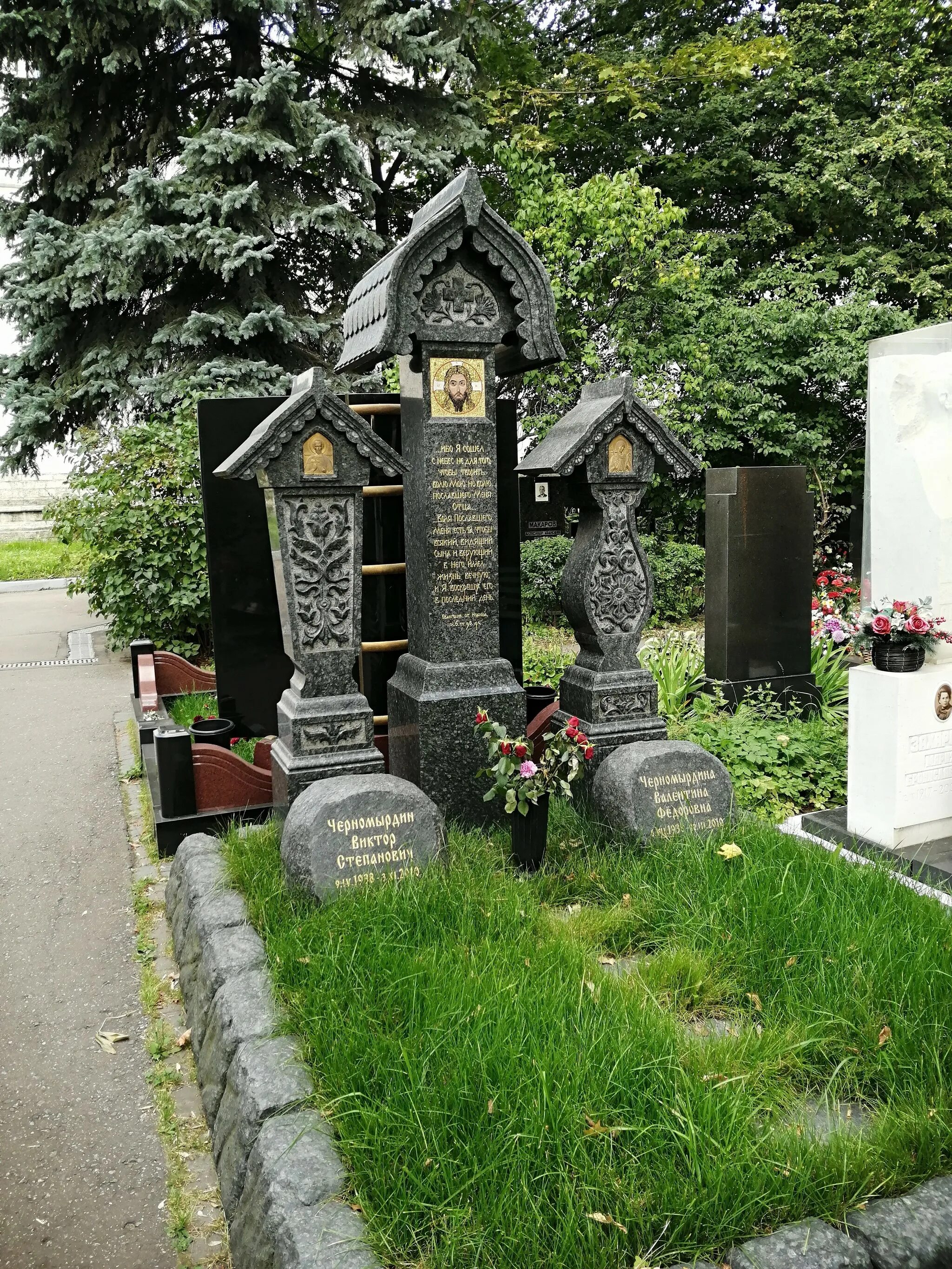Могилы новодевичье. Новодевичье кладбище могилы. памятник черномырдину на новодевичьем. могила черномырдина на новодевичьем кладбище. новодевичье кладбище старинные захоронения.