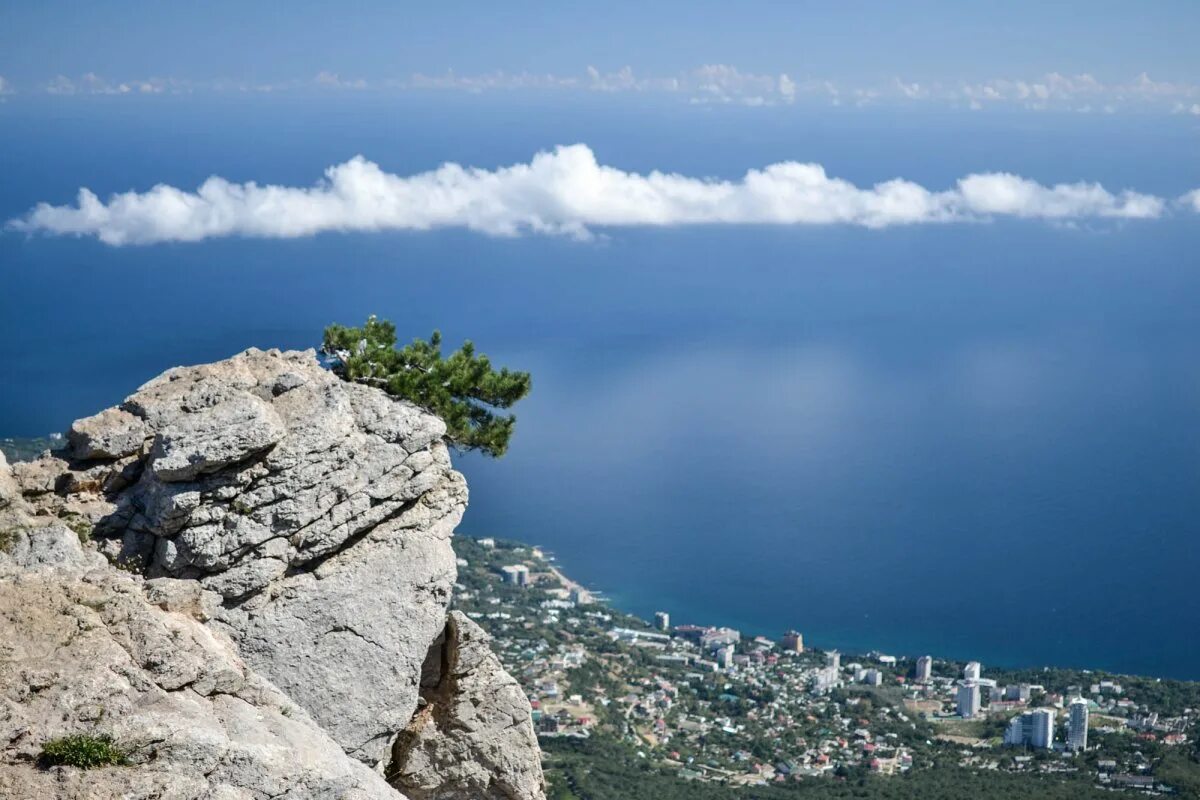 Крым где переночевать. Гора ай-Петри в Крыму. Ялта ай Петри. Вид на море с горы ай Петри. Гора ай-Петри в Крыму вид с моря.