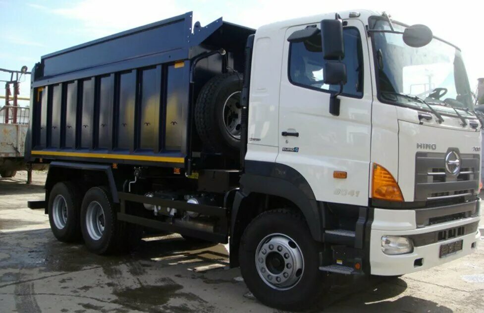 Самосвал хино. Хино 700 самосвал. hino 700 658991. самосвал amkar-658991. hino 700 6x4 самосвал.