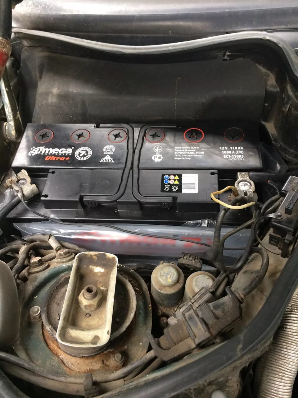 W124 мерседес акб. аккумулятор 124. аккумулятор 124. мерседес 124 акб. пластиковая защита аккумулятора мерседес 124.