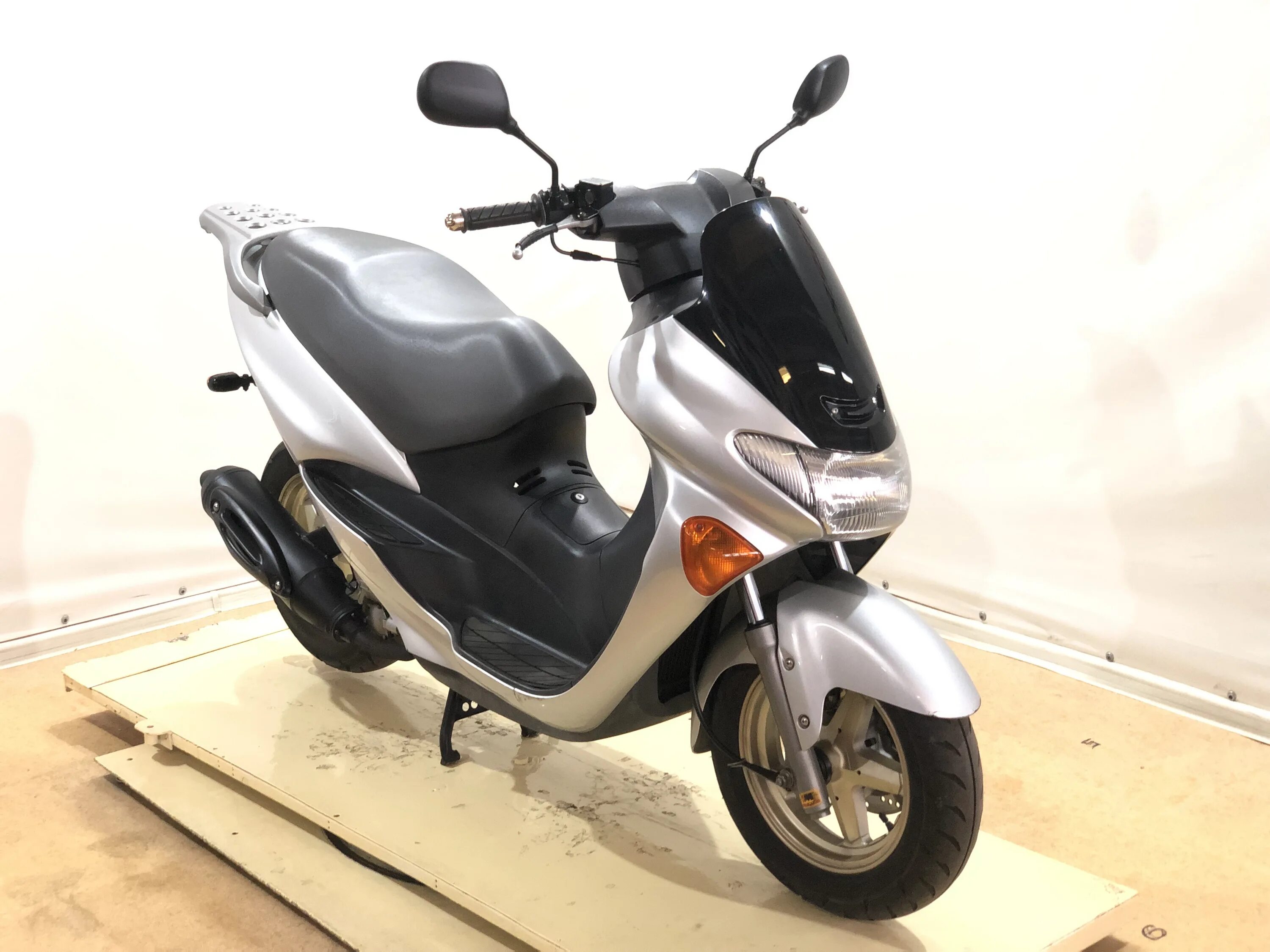 Скутер аутлендер. Suzuki Avenis 150. Suzuki Avenis 150 серебристый. Suzuki Avenis 125. Suzuki Avenis 50.