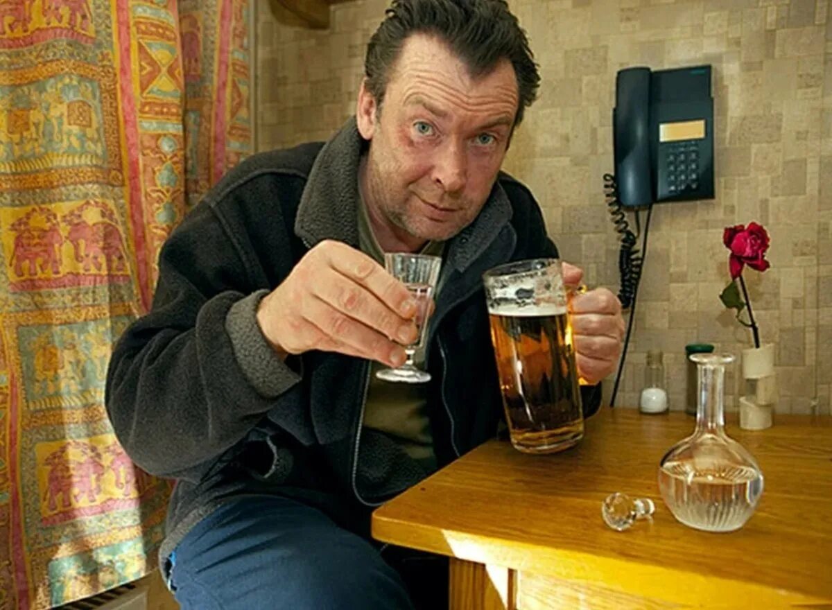 Алкаш с пивом. Алкаш с пивом. Пивной алкоголик. Алкаш с пивом. Пьющий алкоголь человек.