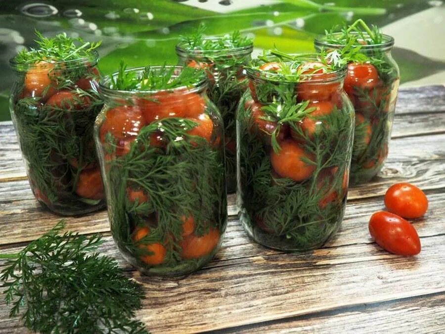 Очень вкусные рецепты помидор на зиму. Помидоры с морковной ботвой. консервированные помидоры с морковной ботвой. помидоры черри с морковной ботвой. помидоры черри с морковной ботвой на зиму.