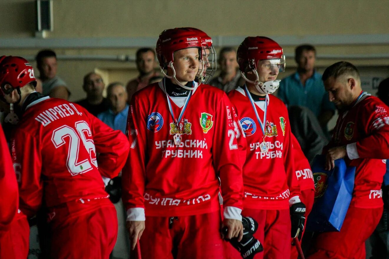 Трубников хоккей. Трубников хоккей. Хк уральский трубник с мячом. Хоккейная команда уральский трубник. Стадион уральский трубник первоуральск.