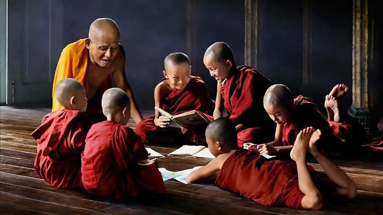 Жизнь учителя дзен. Тхеравада буддизм. Буддийский монах с учениками. Учитель и ученик буддисты. Мудрец и ученик.