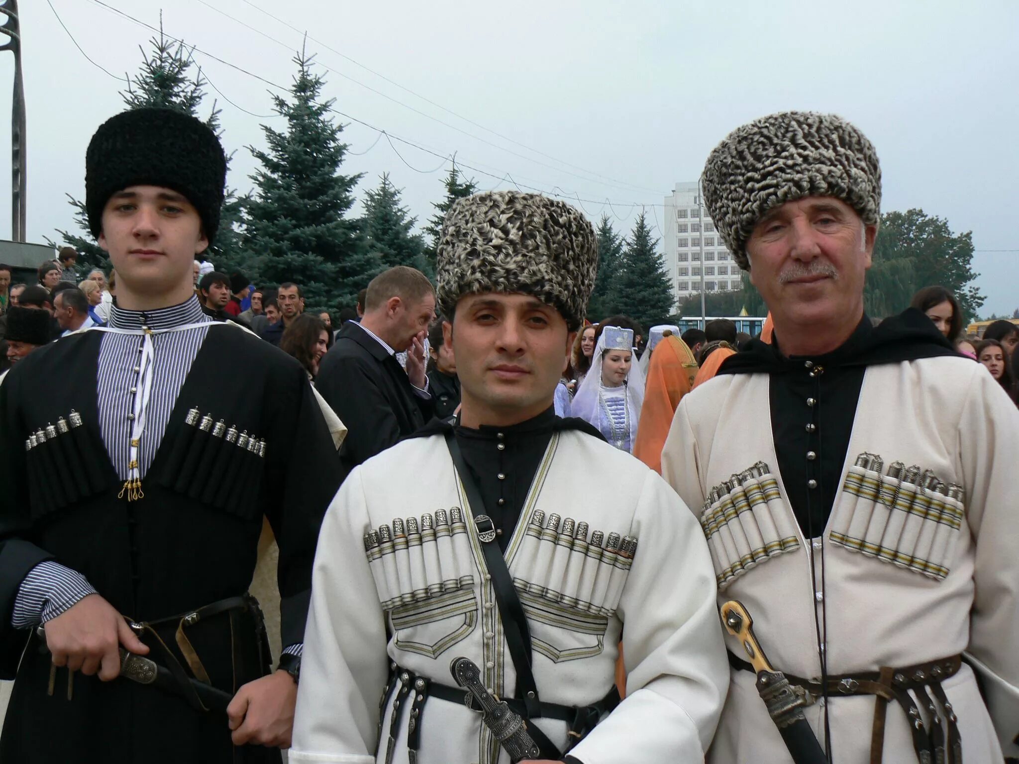 Черкесы какой народ. Черкесы (народ, Карачаево-Черкесия). Газыри на черкеске. Газыри Черкес. Черкес чохъай.