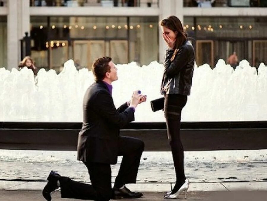 предложение руки и сердца. юноша на колене переддевушкой. девушка на коленях перед парнем. парень на коленях перед девушкой. девушка на коленях перед парнем.