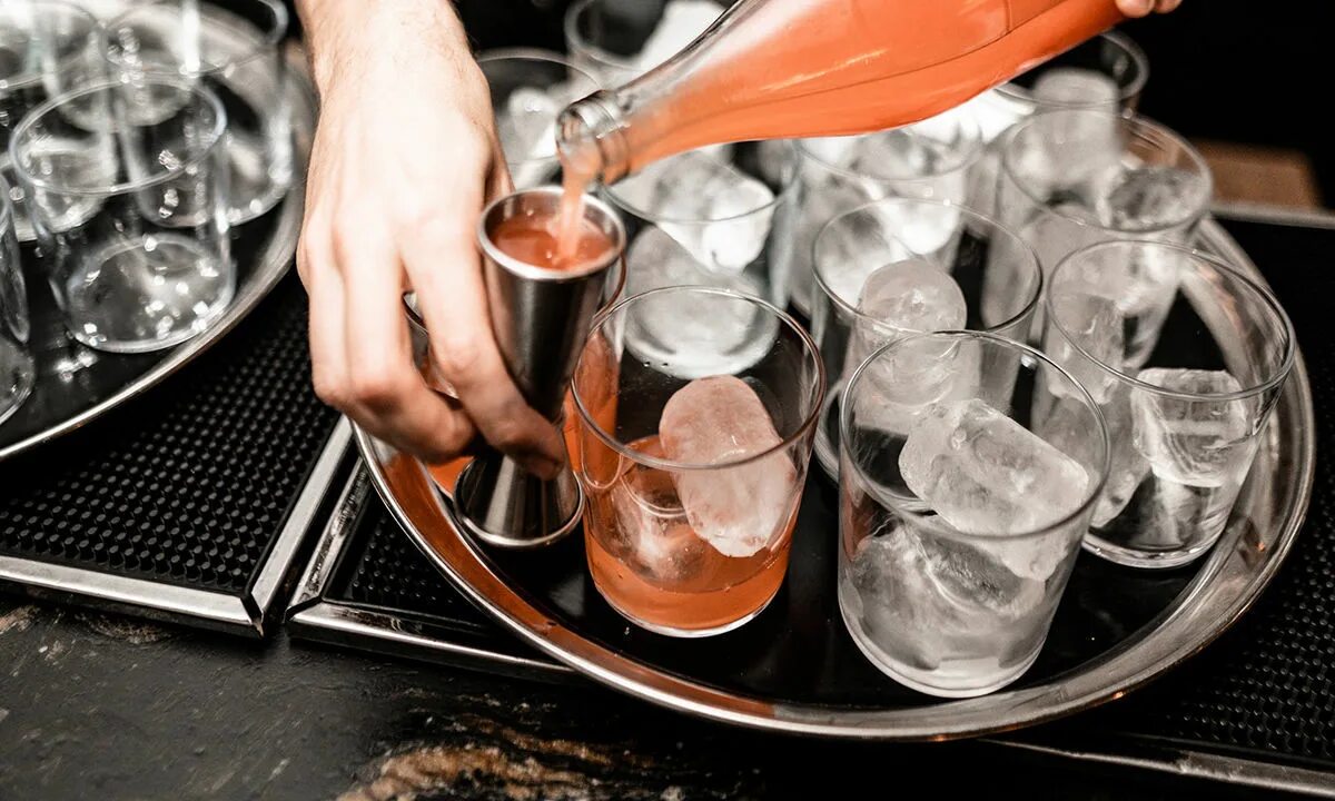 Cocktail mixing. Бармен приготовление коктейлей. Мастер класс по приготовлению коктейлей. Международный день бармена 6 февраля. Бармен налей.