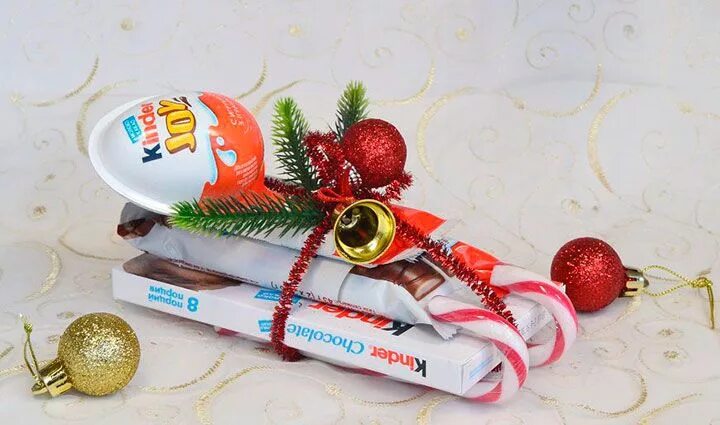 Новогодние подарки конфеты. Сладкий подарок на новый год своими руками. Подарки на новый год своими руками из конфет. Детские подарки на новый год без конфет. Подарок на новый год без конфет.