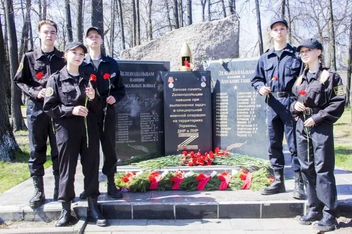 Сколько гибнут на сво. Памятник погибшим в сво. Памятники сво воинам погибшим. Памятники для погибших в сво. Памятники погибшим ка сво.