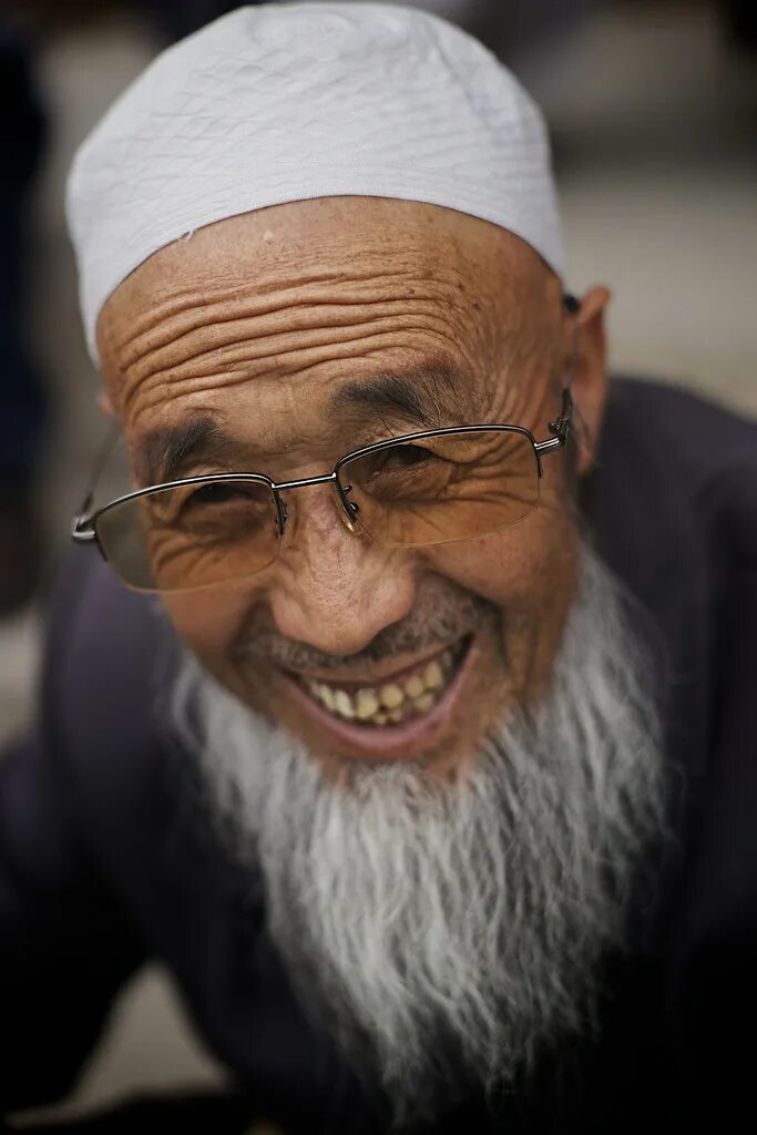 Мусульман точка. Старик мусульманин. Старики в Исламе. Улыбка мусульманина. Мусульманин улыбается.