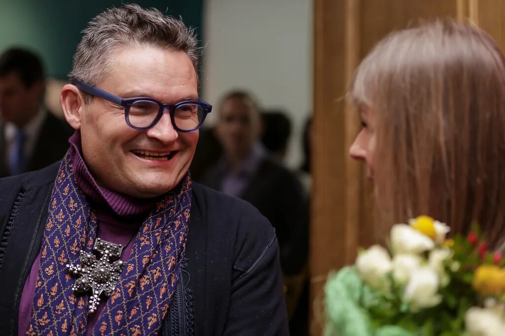 Александр васильев модник. Васильев историк моды. Она историк моды. Васильев историк моды. Александр васильев ведущий.