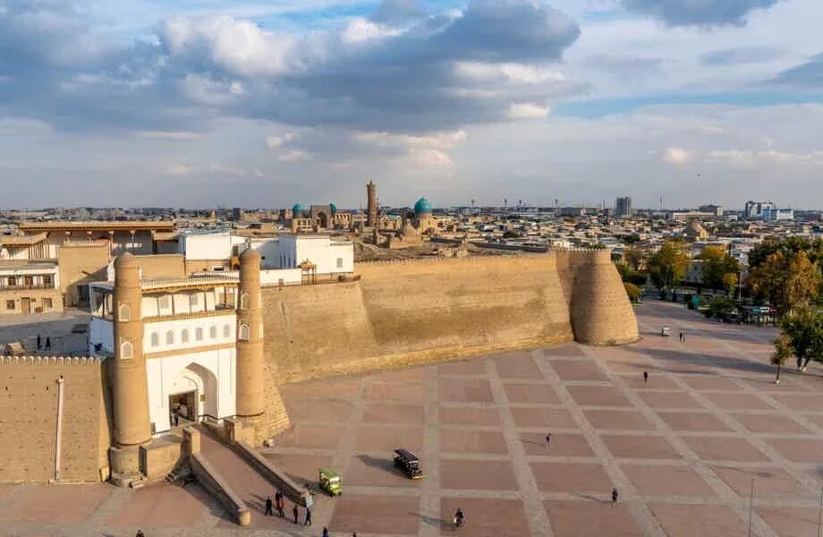 Бухара город в узбекистане. Самарканд регистан тарихи. Площадь бухара. Бухара площадь пои калян. Площадь регистан в самарканде.