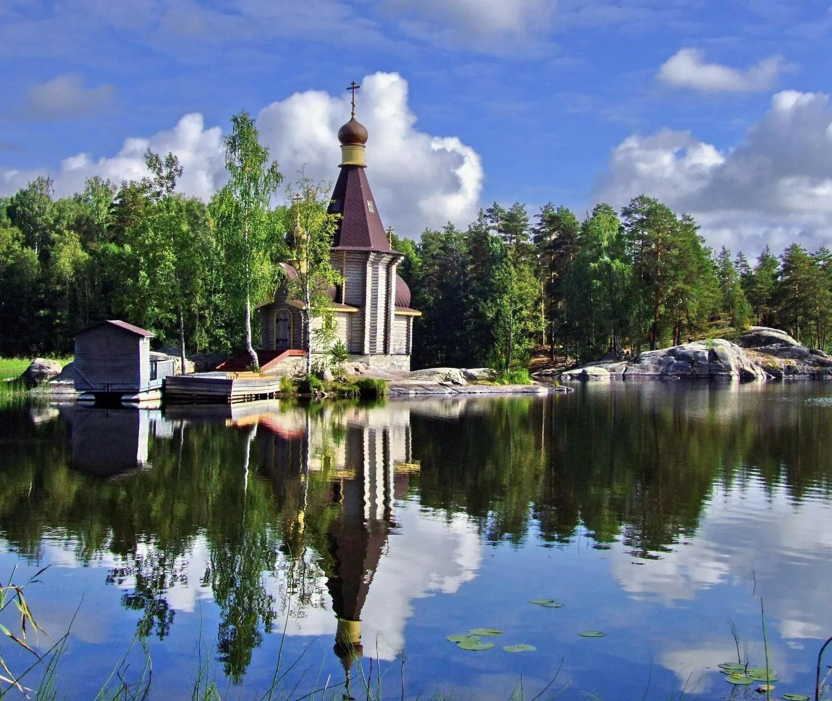 часовня на реке