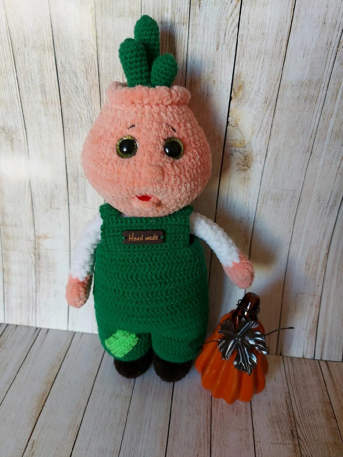 Вязаные герои мультфильма чиполлино. Чиполлино крючком. Чиполлино крючком. Чиполлино крючком. Кукла чиполлино чиполлино.