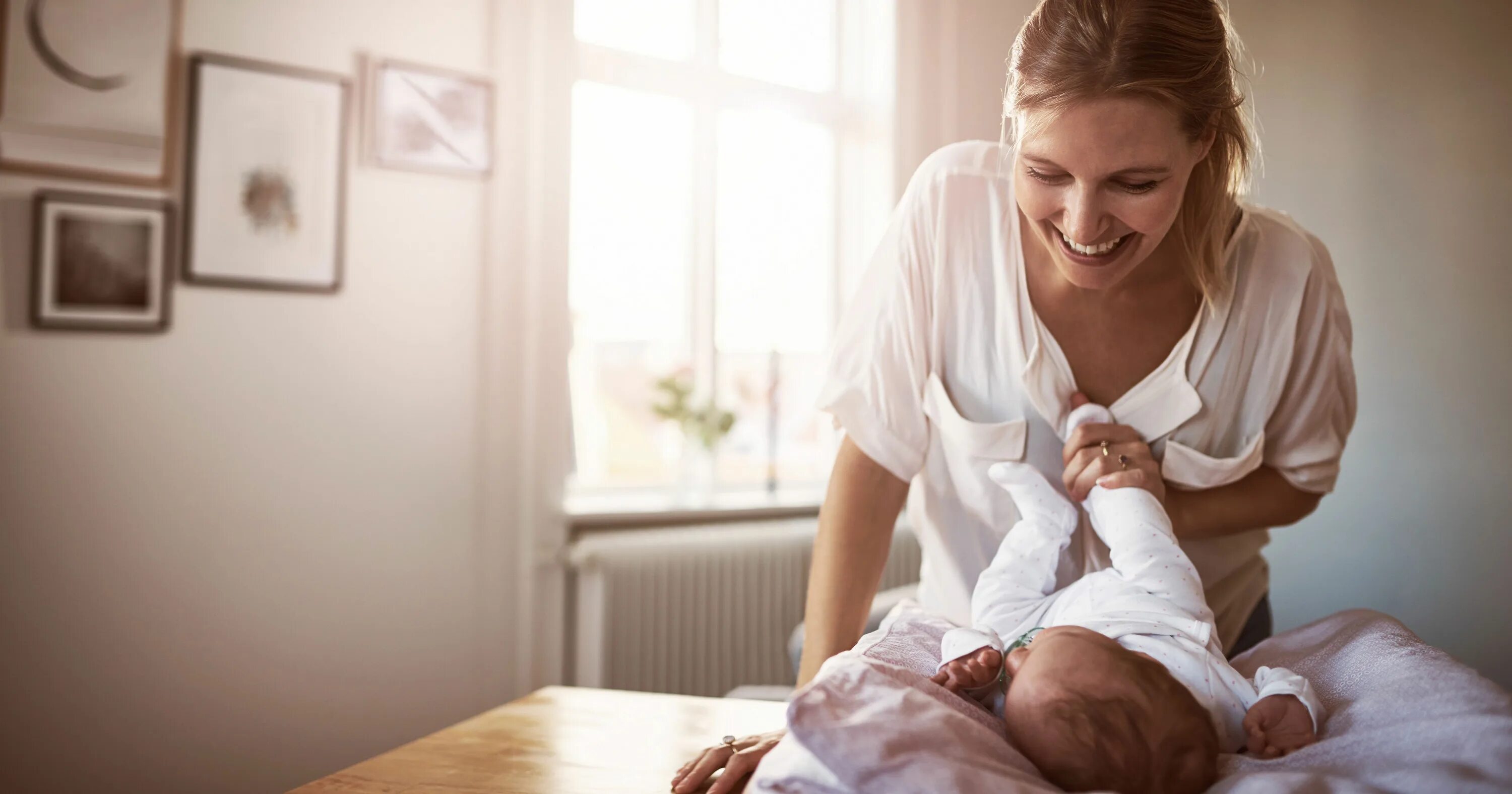 Beby mom. Няня кормит ребенка. Beby mom. Beby mom. Baby and mum design.