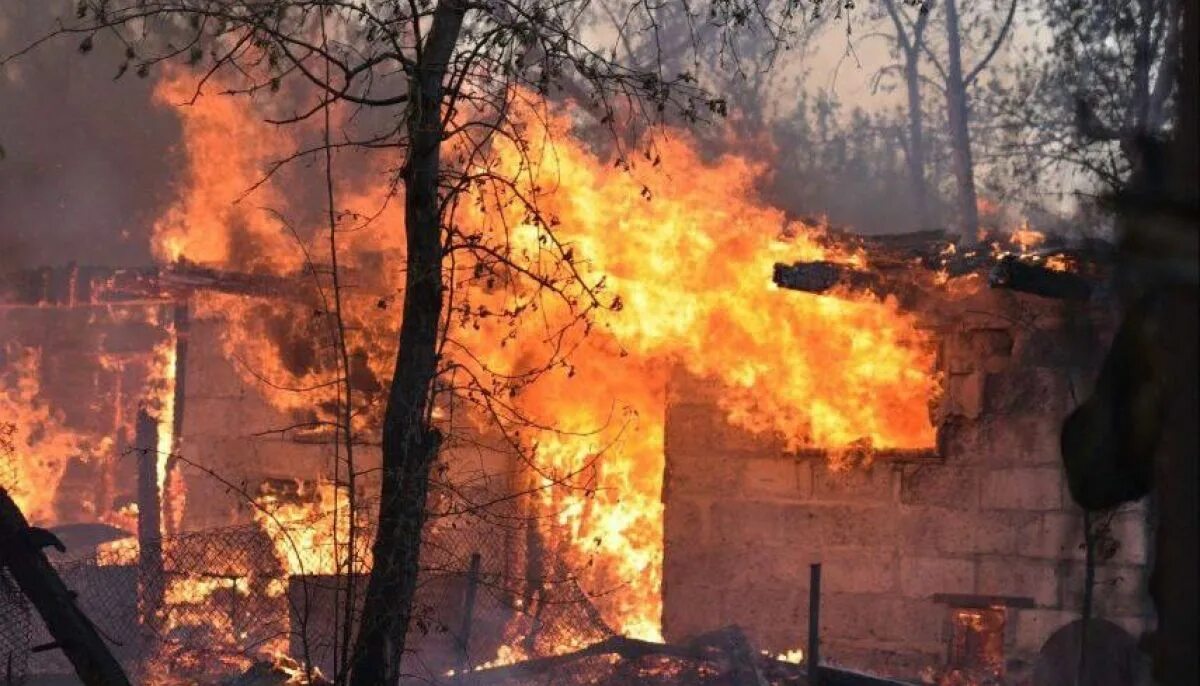 Сгорела разбор. Сильный пожар. Разбор пожара. Пожар в Таштаголе. Сгорел дом в Таштаголе.