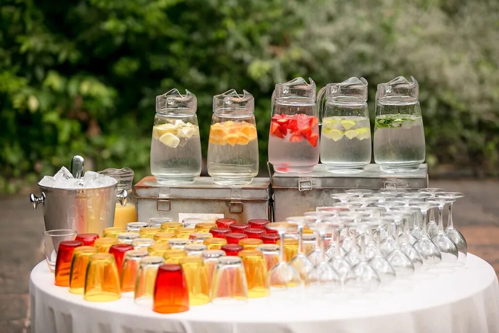 Стол с напитками. Красивые коктейли. Кейтеринг коктейль. Разноцветные коктейли. Коктейль фуршет.