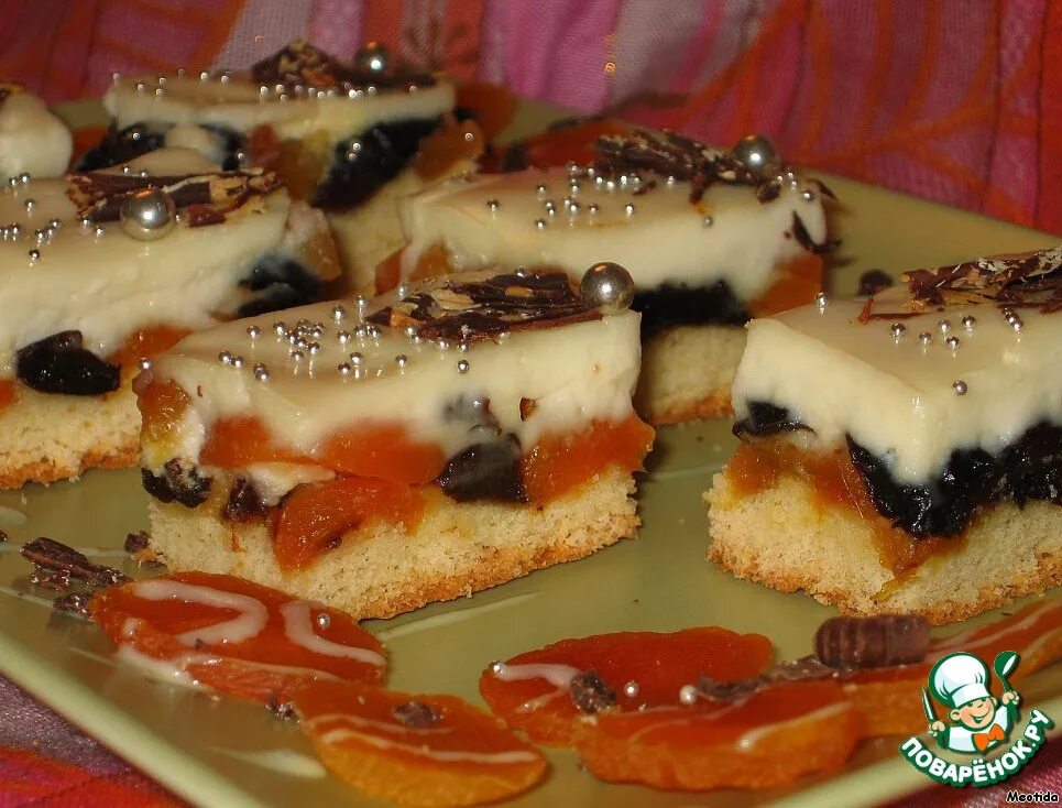 Восточный пирог с курагой и сгущенка. Пирог шахерезада с сухофруктами. пирожное с курагой и черносливом. пирог восточный с курагой и орехами черносливом. восточный пирог с курагой орехами и изюмом.