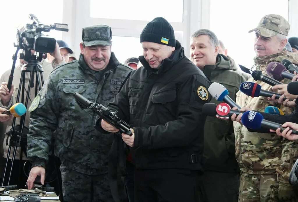 Где сейчас аваков на сегодня. Турчинов азов. турчинов аваков. аваков про армию. аваков с оружием.