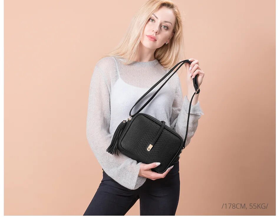 Сумка cross body. Сумка кросс-боди realer. Женская сумка realer. Сумка женская на плечо. Девушка с сумкой.