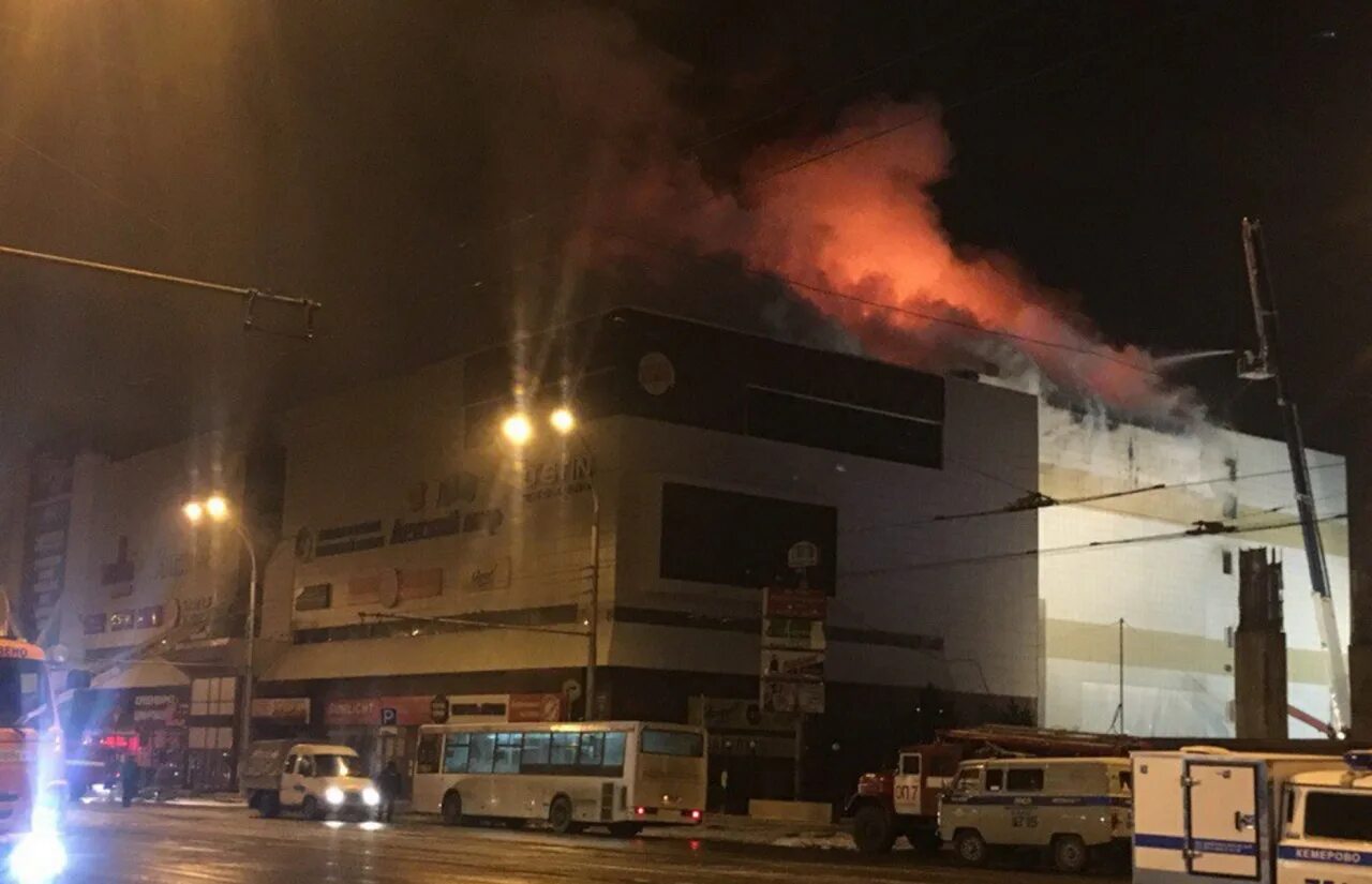 Какой пожар в кемерово. Пожар в Кемерово в ТЦ зимняя вишня. Пожар в ТЦ зимняя вишня. ТЦ зимняя вишня Кемерово. Трагедия в Кемерово в ТЦ пожар.