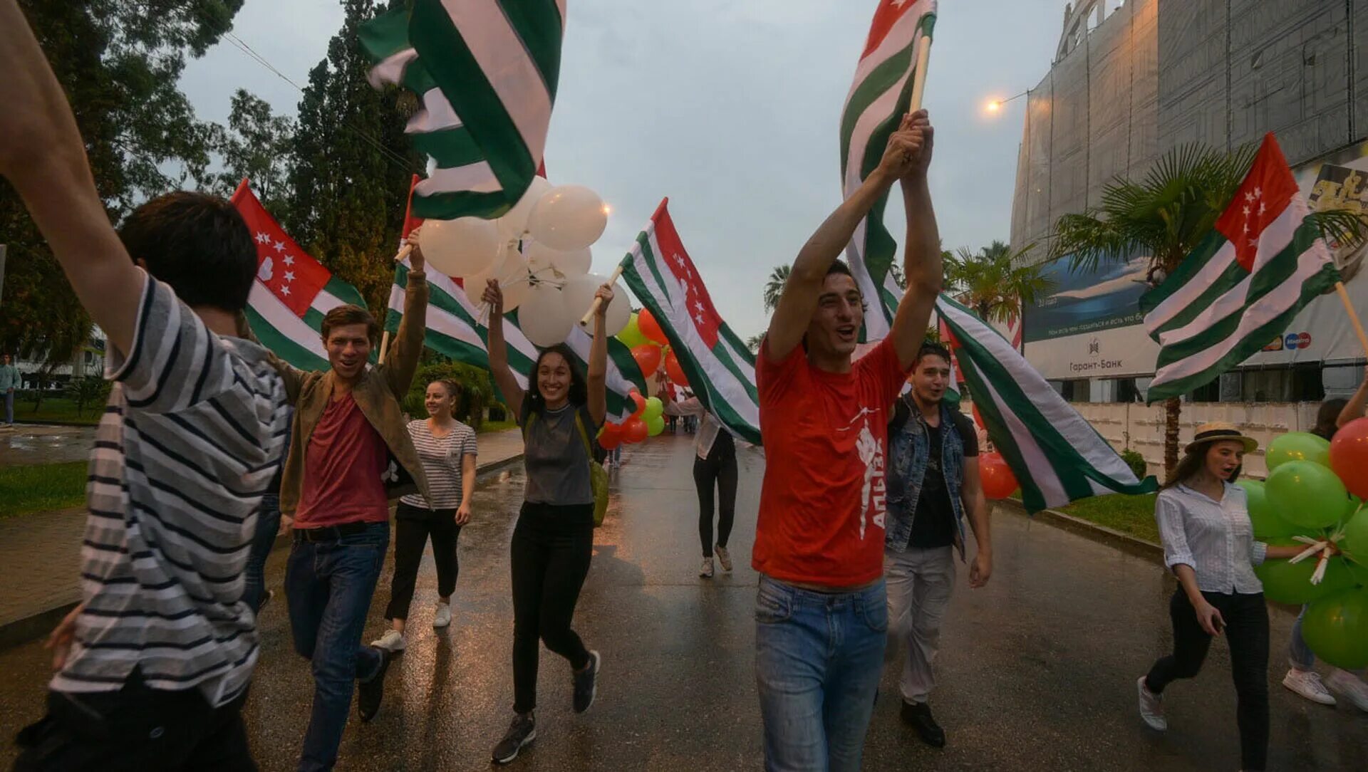 Праздник в абхазии сегодня. Парад победы сухум 2012. День флага абхазии. Парад день независимости республики абхазия. Парад в сухуми.