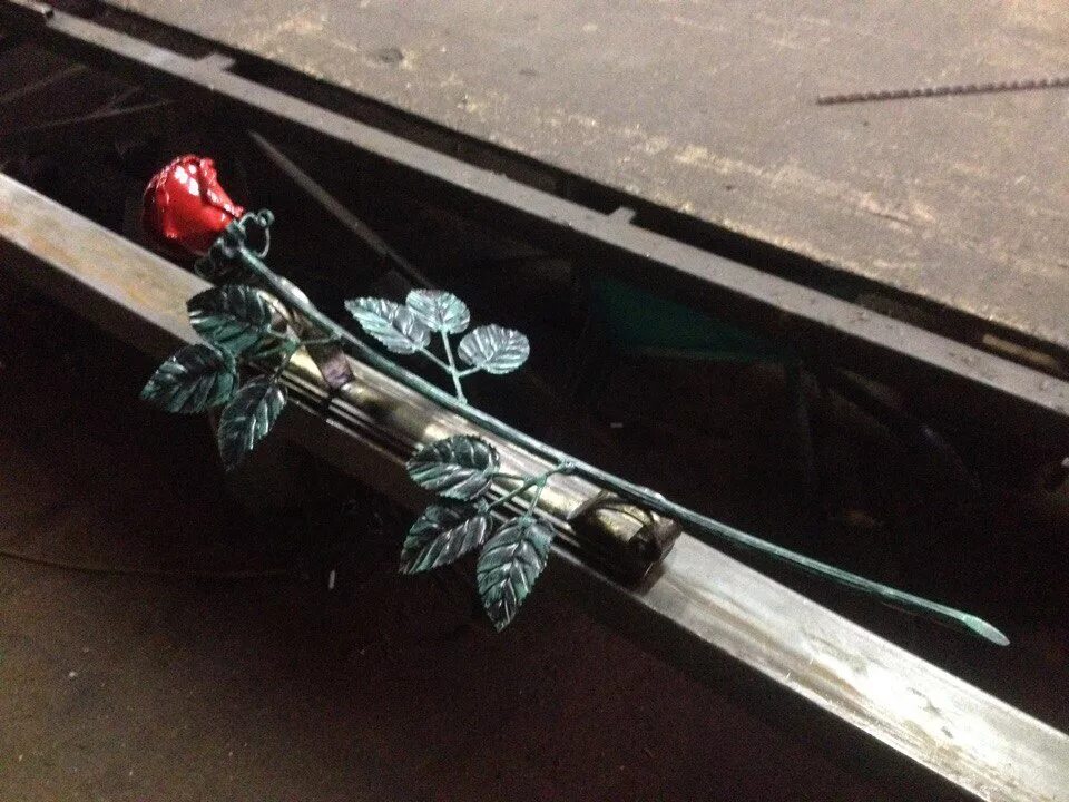 кованые цветы. кованые розы на могилу. кованые розы на могилу. кованые розы на могилу. кованые цветы на могилу.