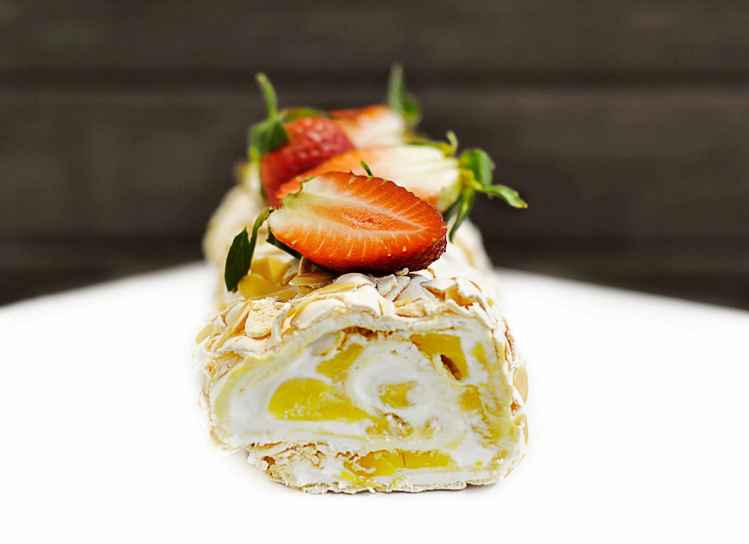 меренговый рулет манго маракуйя. бенто меренговый рулет. лимонный меренговый рулет. меренговы рулет с манго. меренговый рулет манго ананас.