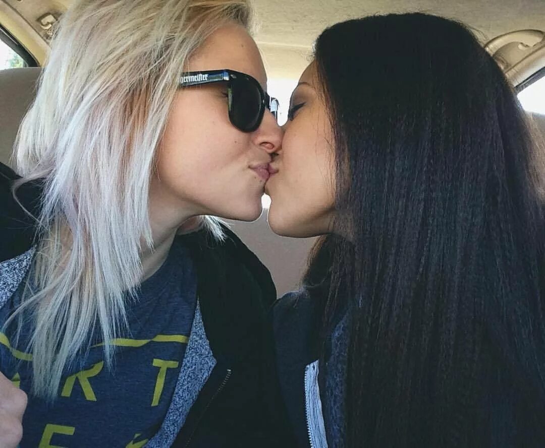 Поцелуй девушек. Девушки целуются. Девушка целует девушку. Блондинка и брюнетка поцелуй. Brunette blonde lesbian