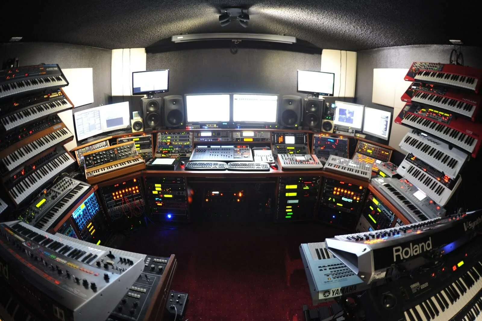 Eunbi. Kkubi studio. Музыка на компьютере. Продакшн студия. Студия звукозаписи.