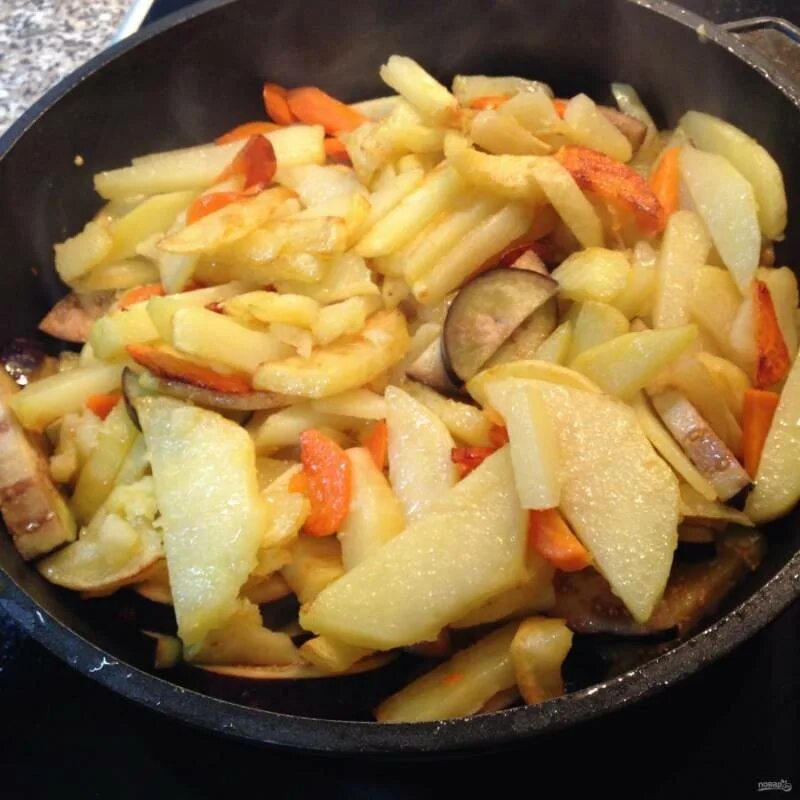 Картошка с баклажанами на сковороде. Картошка с баклажанами. Картошка с баклажанами на сковороде. Баклажаны с картошкой на сковороде рецепты быстро. Жареная картошка с баклажанами.