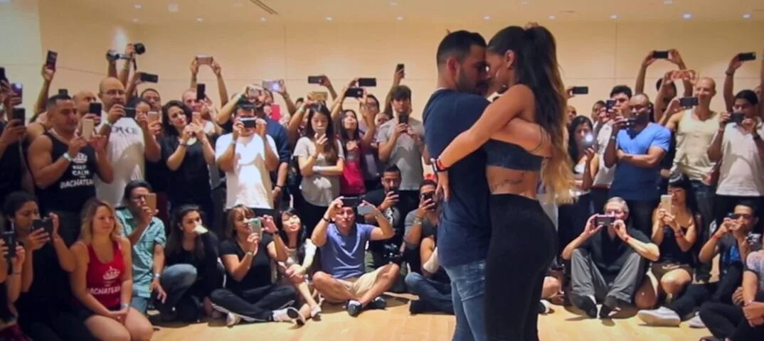 Сальса бачата кизомба. Бачата сеншуал танец. Бачато видео. Мадридский шаг в бачате. Бачато видео.