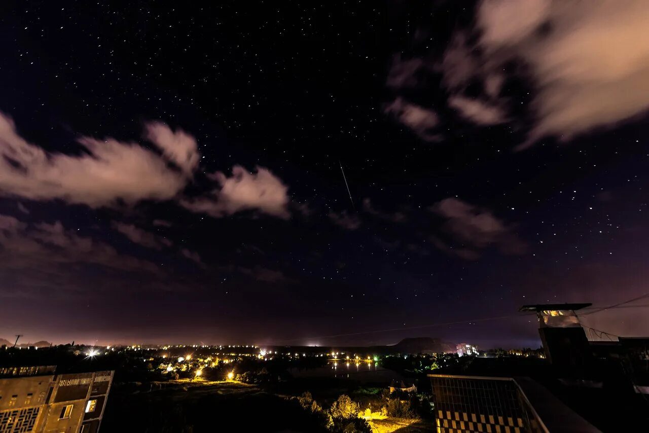 Океан с космоса. Ночное небо в городе. Облака из кабины самолета. Звезды на ночном небе. Летний вечер.