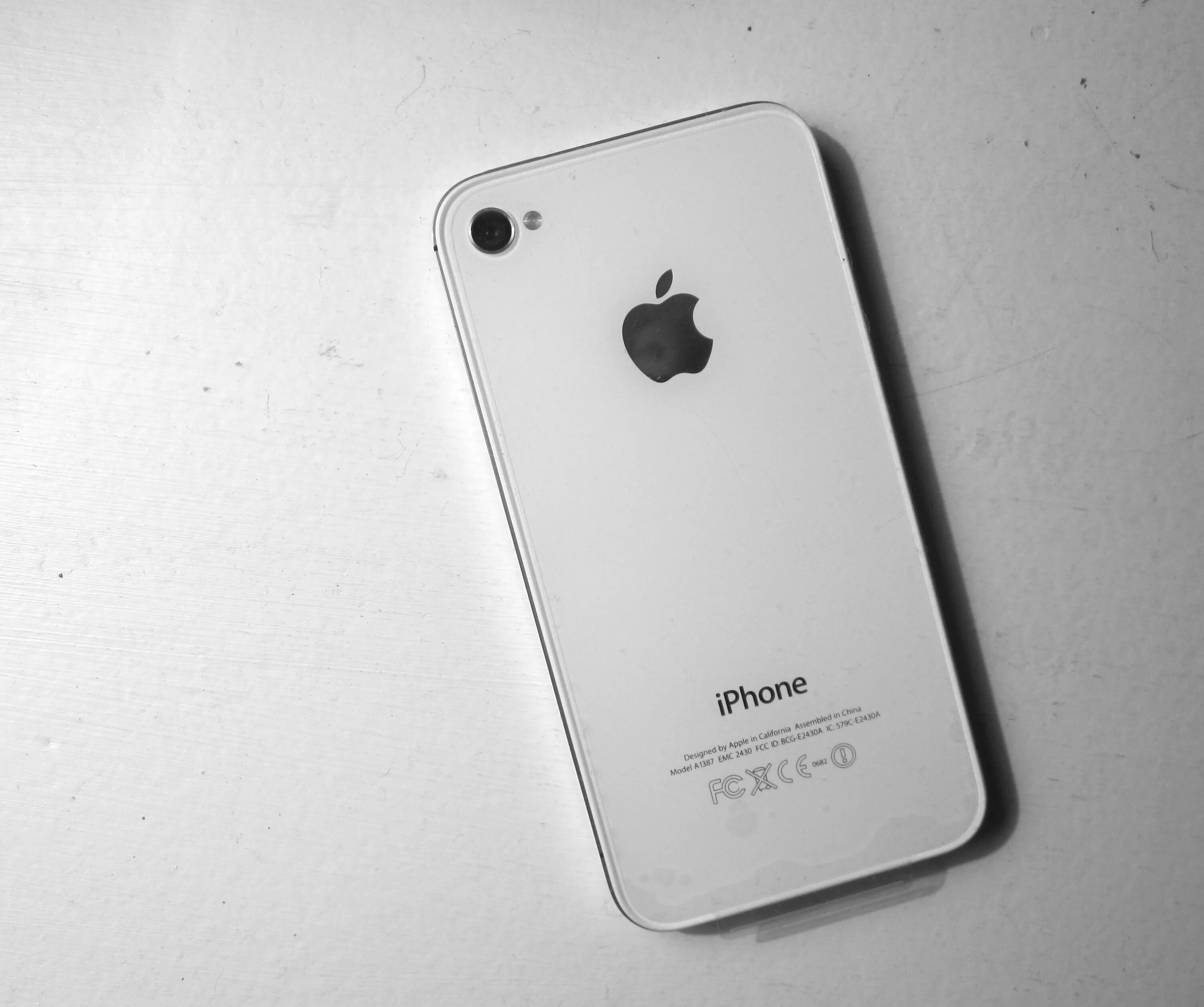 Iphone white. Iphone 4 White. Айфон 1 белый. Картинки на айфон. Iphone monochrome.
