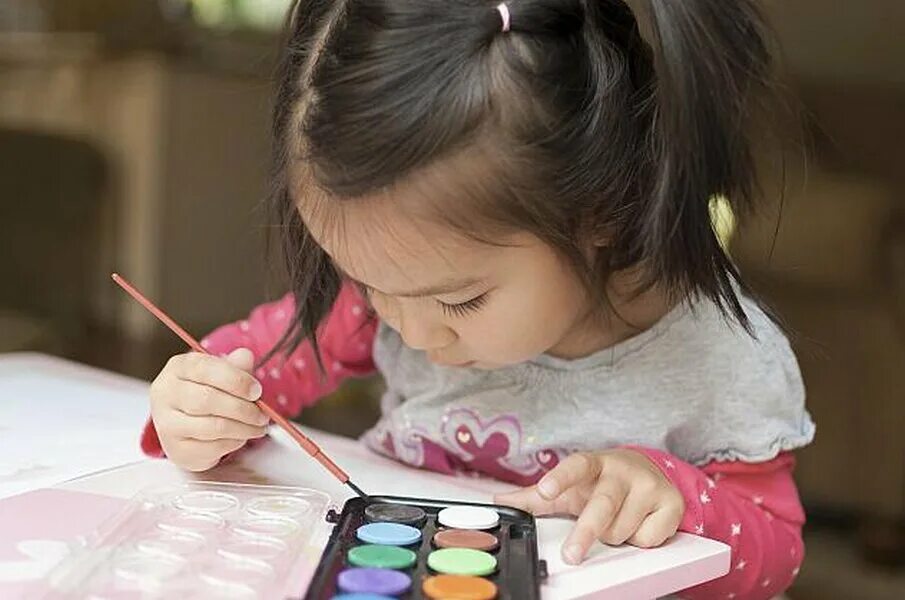 арт терапия психолог. занятия с психологом для детей. рисование пальчиками. лепка терапия для детей. занятия с кинетическим песком.