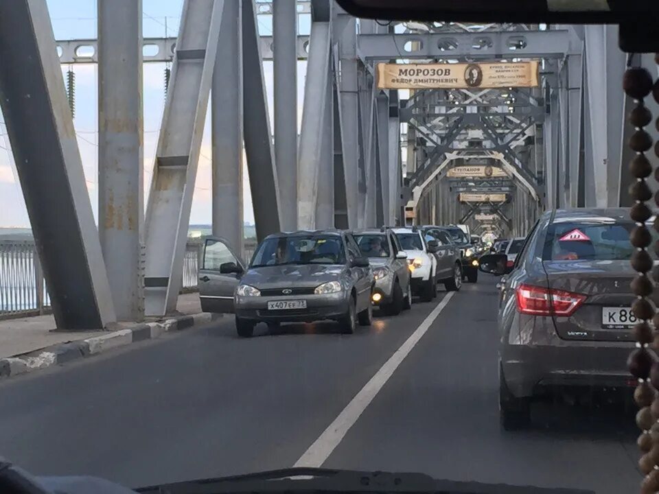 Пробка на мосту Ульяновск. Пробки Ульяновск. Ульяновск мост сейчас. Ульяновский мост пробка. Крымский мост время пробки