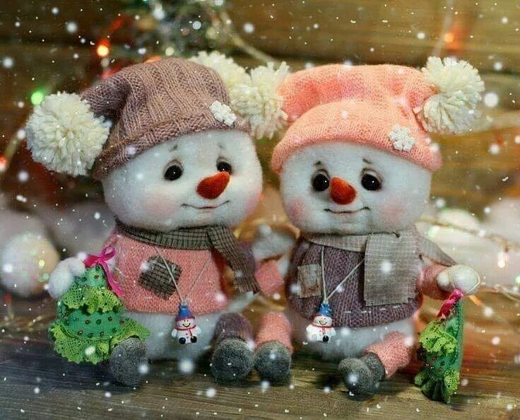Новый год будет добрым. Снеговик красивый. Новогодний Снеговик. Доброго зимнего утра Снеговики. Доброе утро елочные игрушки.