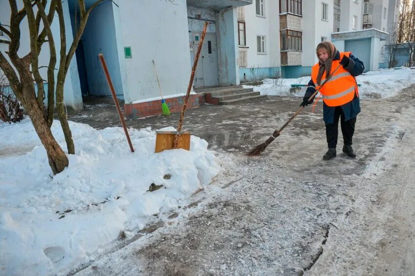 Территория должна убираться. Уборка придомовой территории. Уборка придомовой территории зимой. Дворник. Дворник на уборке придомовых территорий.